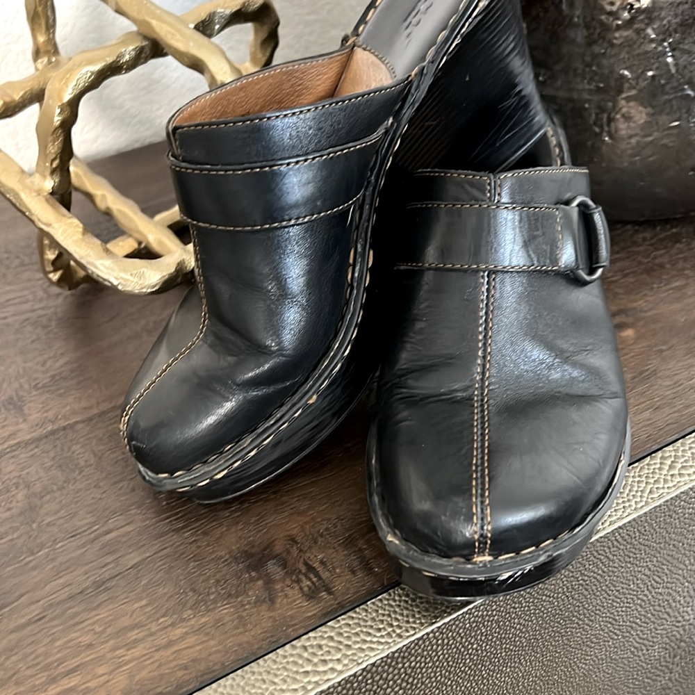 Born clogs, leather upper and really comfy.